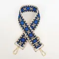 Dettaglio della tracolla in tela intrecciata con motivi a rombi e moschettoni in metallo dorato - Fantasia B1 + Accessori Dorati