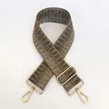 Detail eines verstellbaren gewebten breiten Schultergurts mit Goldhaken und Retro-Muster - Gras Dunkelgrün Kontrast Geometrisch (B38+Goldener Haken)