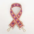 Dettaglio della tracolla bohémien in tela a rombi con ganci in metallo dorato - Fantasia B2 + Accessori Dorati