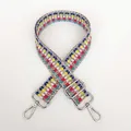 Dettaglio di tracolla intrecciata geometrica colorata con ganci in metallo argento e fibbia regolabile - Motivo a Quadretti Geometrici (B20+Silver Hook)
