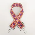 Dettaglio della tracolla in tela jacquard a rombi con ganci in metallo argentato - Fantasia B2 + Accessori Argentati