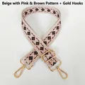 Dettaglio della tracolla in tela con motivo geometrico bohémien e gancio dorato - Beige Rosa Marrone + Ganci Oro