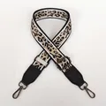 Dettaglio della tracolla leopardata in tela con finiture in pelle nera e ganci canna di fucile - Doppio Leopardo Pelle Nera (Gancio Gunmetal)