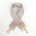 Détail de la sangle tissée florale beige et rose avec mousquetons en métal doré - Base Crème Rose