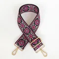 Dettaglio della tracolla etnica ricamata con fiori rosa e ganci metallici dorati - Gancio Argentato / Base Nera Rosa Rosso