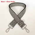 Dettaglio della tracolla in tela con motivi jacquard geometrici a rombi in bianco e nero - Nero + Gancio d'Argento