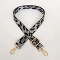 Dettaglio tracolla leopardata grigio argento con ganci metallici dorati e regolatore - Grigio Argento + Gancio Dorato