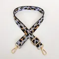 Détail de la bandoulière réglable à motif léopard avec mousquetons dorés - Blanc Cassé + Crochet Doré