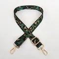 Détail de la bandoulière réglable à motif léopard vert avec crochets pivotants dorés - Vert + Crochet Doré