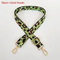 Détail de la bandoulière léopard vert néon avec crochets et boucle dorés ajustables - Vert Néon + Crochet Doré