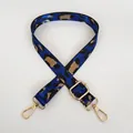 Détail de la bandoulière léopard bleu clair avec boucles en métal doré ajustables - Bleu Clair + Crochet Doré