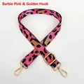 Détail de la bandoulière réglable à motif léopard rose et noir avec des crochets dorés - Rose Bonbon + Crochet Doré