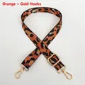 Détail d'une bandoulière réglable à motif léopard orange avec des crochets dorés - Orange + Crochet Doré