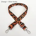 Détail d'une bandoulière léopard réglable orange avec des crochets en métal argenté - Orange + Crochet Argenté