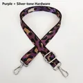 Détail de la bandoulière réglable imprimé léopard violet avec des crochets argentés - Violet + Crochet Argenté