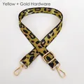Détail de la bandoulière léopard réglable avec des crochets en métal doré - Jaune + Crochet Doré