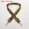 Détail de la bandoulière jaune motif léopard avec crochets et boucle argentés - Jaune + Crochet Argenté