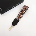 Detail der Handgelenkschlaufe mit Leopardenmuster, Lederenden und goldenem Haken - Nr.1 Leopard (Schwarzes Leder + Goldener Haken)