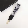 Detailansicht der Handschlaufe mit Leopardenmuster, schwarzem Leder und goldenem Haken - Nr.3 Leopard (Schwarzes Leder + Goldener Haken)