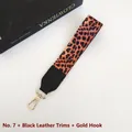 Détail de la dragonne léopard avec finitions en cuir noir et fermoir mousqueton doré - N°7 Léopard (Cuir Noir + Crochet Doré)