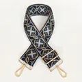 Detail eines bestickten Taschenriemens mit Ethno-Muster und goldenen Metallhaken - Schwarze Basis See Blau + Goldener Haken