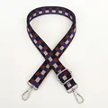 Dettaglio della tracolla intrecciata a scacchi blu e rosso mattone con ganci argento - Blu Rosso Mattone + Ganci Argento