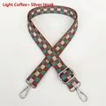 Dettaglio della tracolla in nylon a scacchi con ganci e fibbia in metallo argento - Caffè Chiaro + Ganci Argento