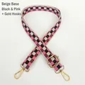 Dettaglio della tracolla in tela a scacchi regolabile con ganci metallici dorati - Base Beige Nero Rosa + Ganci Oro