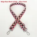 Dettaglio della tracolla regolabile a scacchi rosa e nera con ganci in metallo argento - Base Beige Nero Rosa + Ganci Argento