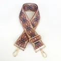 Dettaglio tracolla larga in jacquard con motivi geometrici e moschettoni dorati lucidi - Motivo a Rombi Rosa-Viola (B79)