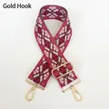 Dettaglio della tracolla regolabile con motivi geometrici e ganci rotanti dorati - Motivo Geometrico Rosa-Rosso (B80)