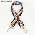 Dettaglio della tracolla regolabile con motivo a rombi geometrici e ganci dorati - Motivo Geometrico Vintage Argyle Gancio Dorato (B70+Gold Hook)