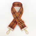 Détail d'une bandoulière brodée géométrique colorée avec crochets en métal doré - Style B97 (Crochet Doré)