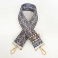 Dettaglio della tracolla jacquard regolabile con motivi blu-viola e ganci dorati - Motivo Geometrico Blu-Viola (B81)