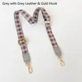 Détail d'une bandoulière damier réglable avec finitions cuir gris et crochets dorés - Gris + Garniture Grise