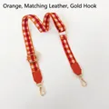 Détail de la bandoulière tressée à carreaux avec cuir orange et crochets dorés - Orange + Garniture Orange