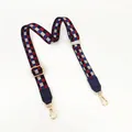 Détail d'une bandoulière tissée rouge bleu blanc avec crochets dorés et finitions cuir - Bleu Bourgogne + Garniture Bleue