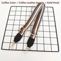 Bandoulière réglable rayée avec finitions en cuir marron et mousquetons dorés - Café + Cuir Café + Crochet Doré
