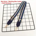 Détail d'une bandoulière de sac réglable à rayures bleues avec crochets dorés élégants - Bleu avec cuir bleu et crochets dorés