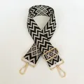 Dettaglio della tracolla tessuta a zigzag nero e crema con ganci in metallo dorato - Base Nera Crema + Gancio Oro