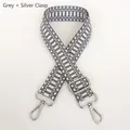 Detail eines verstellbaren grauen Web-Schultergurts mit silbernem Karabinerverschluss - Grau + Silberner Haken