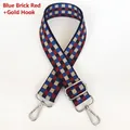 Detail van verstelbare geweven tasriem met blauw en steenrood schaakbordpatroon - Blauw Steenrood + Zilveren Haken