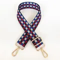 Détail d'une bandoulière ajustable avec motif à damier bleu, bordeaux et blanc élégant - Bleu Rouge Vin + Crochets Dorés