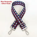 Détail de la bandoulière réglable à damier bleu et bordeaux avec mousquetons argentés - Bleu Rouge Vin + Crochets Argentés
