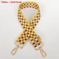 Détail d'une large bandoulière réglable à damier avec des mousquetons dorés chic - Jaune + Crochet Doré