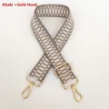 Detail eines verstellbaren Taschenriemens in Khaki und Weiß mit goldenen Metallhaken - Khaki + Goldener Haken