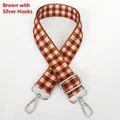 Détail de la bandoulière tissée à damier marron et orange avec crochets argentés - Marron + Crochet Argenté