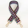 Détail d'une bandoulière tissée ajustable avec motif damier vert, rouge et bleu et crochets dorés - Vert + Crochet Doré