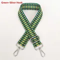 Dettaglio della tracolla verde intrecciata con moschettoni e fibbia in metallo argento - Verde + Gancio d'Argento