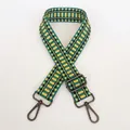 Dettaglio della tracolla larga regolabile in tessuto con motivi geometrici verde e giallo - Verde + Gancio Canna di Fucile